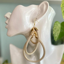 Cargar imagen en el visor de la galería, Woven Wire Mambo Queen | Gold